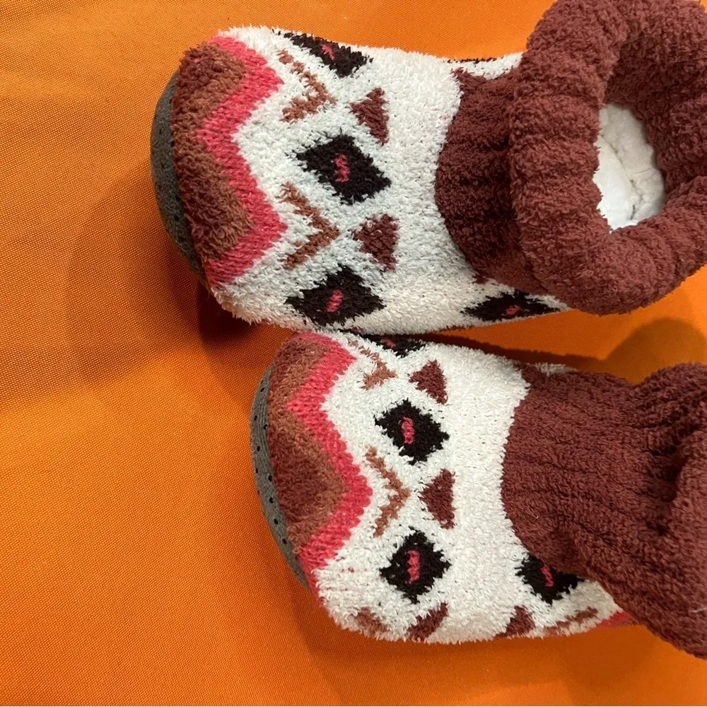 6/$25 Cozy Patterned Kids Slippers - Red and White - Picture 8 of 9